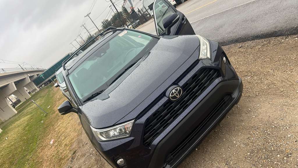 2019 Toyota RAV 4 XLE Premium thumbnail 3