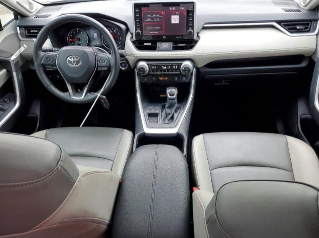 2021 Toyota RAV 4 XLE Premium thumbnail 2