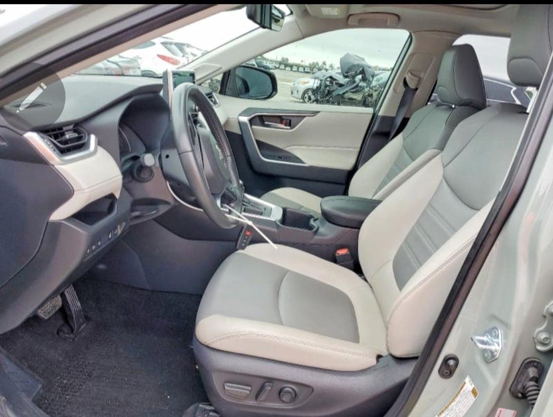 2021 Toyota RAV 4 XLE Premium thumbnail 3