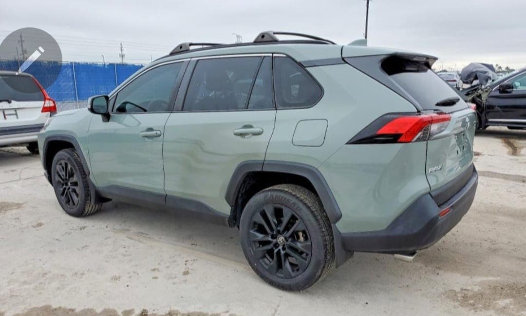 2021 Toyota RAV 4 XLE Premium thumbnail 6