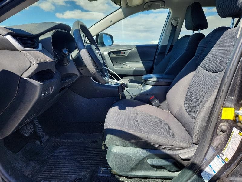 2020 Toyota RAV 4 LE thumbnail 3