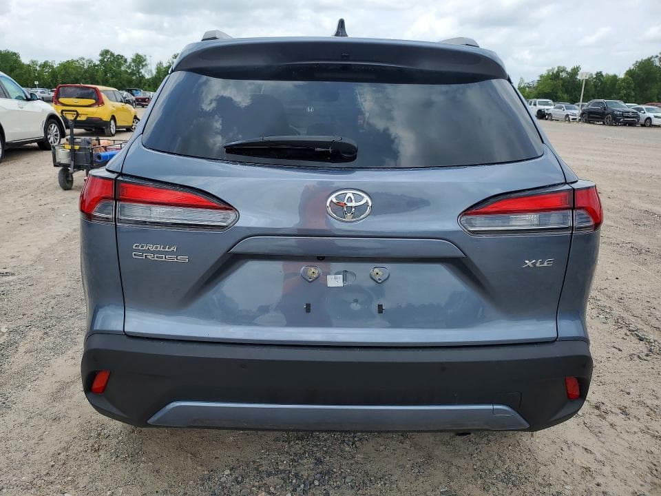 2022 Toyota Corolla Cross XLE — photo 1
