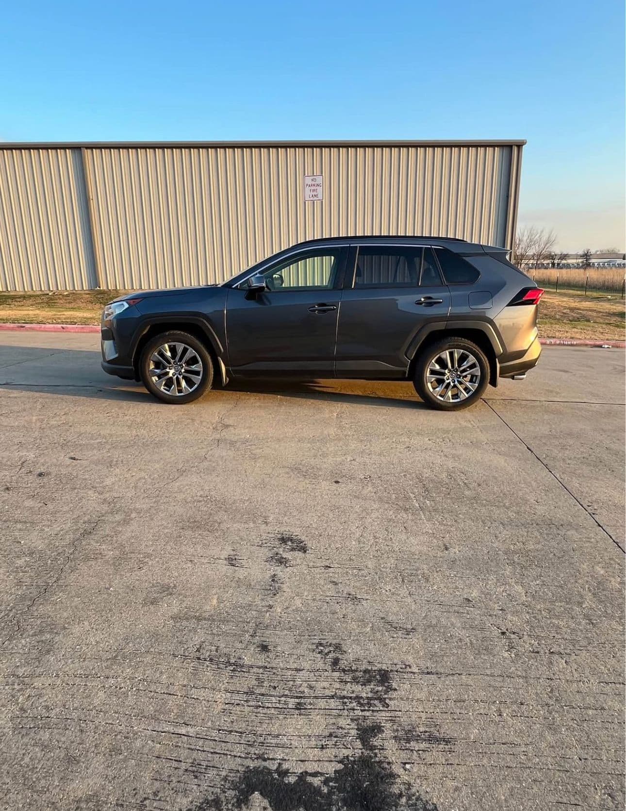 2021 Toyota RAV 4 XLE Premium thumbnail 2