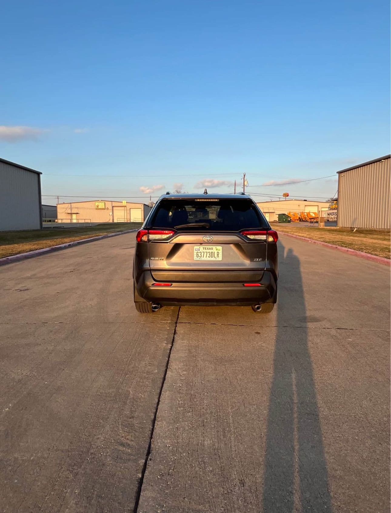 2021 Toyota RAV 4 XLE Premium thumbnail 3