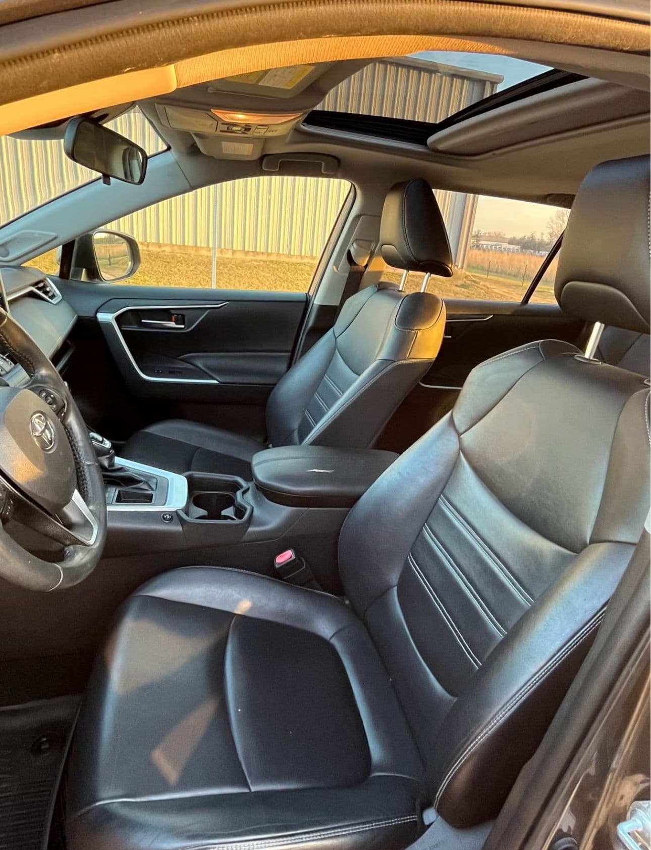 2021 Toyota RAV 4 XLE Premium thumbnail 4