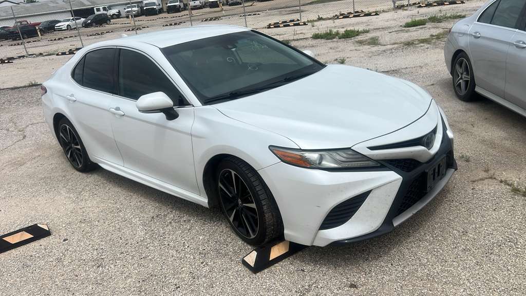 2019 Toyota Camry XSE thumbnail 6