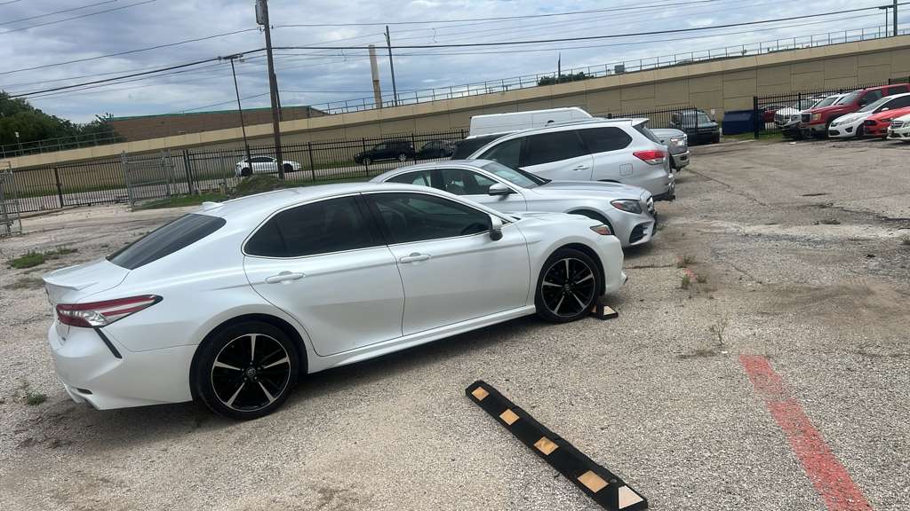 2019 Toyota Camry XSE thumbnail 2
