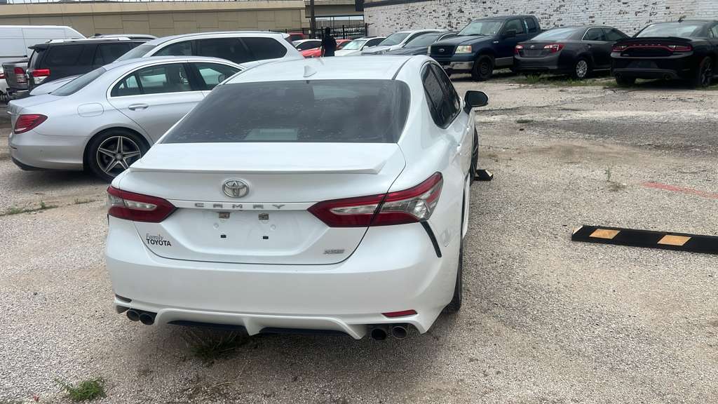 2019 Toyota Camry XSE thumbnail 3