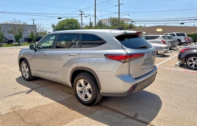 2020 Toyota Highlander LE thumbnail 2