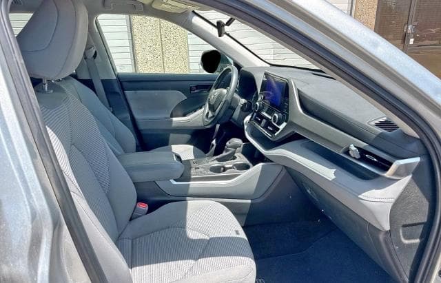2020 Toyota Highlander LE thumbnail 3