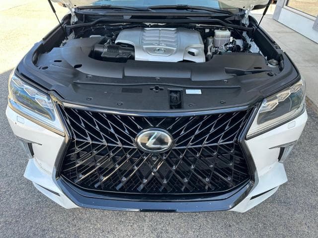 2017 Lexus LX 570 thumbnail 4